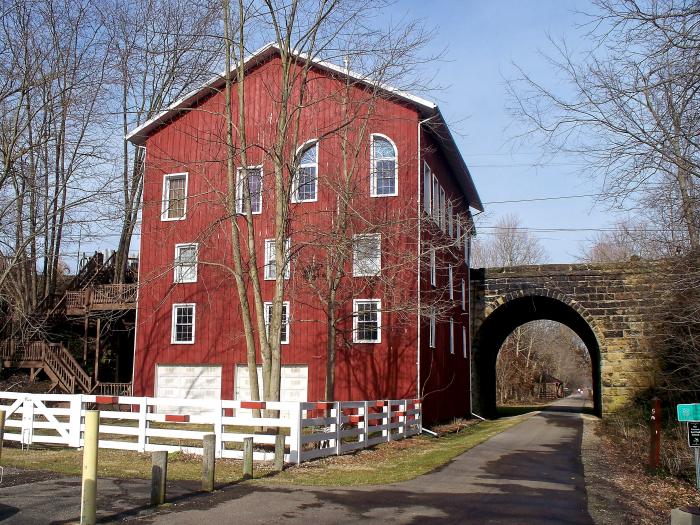 Howard Feed Mill / Wolfe's Elevator